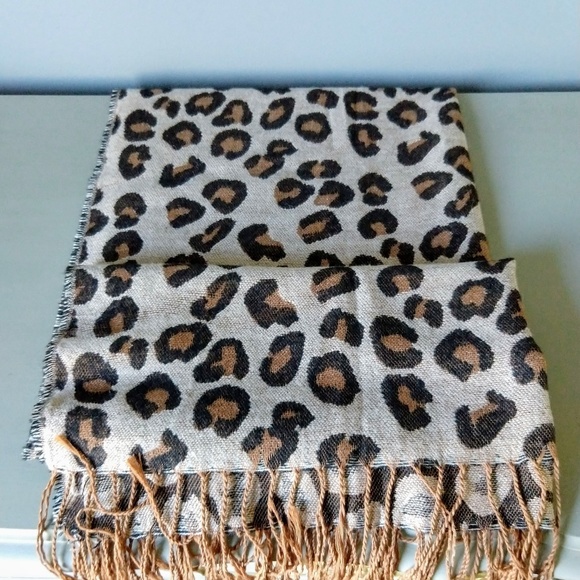 Leopard Print Large Blanket Fringed Scarf NWOT - Picture 4 of 7